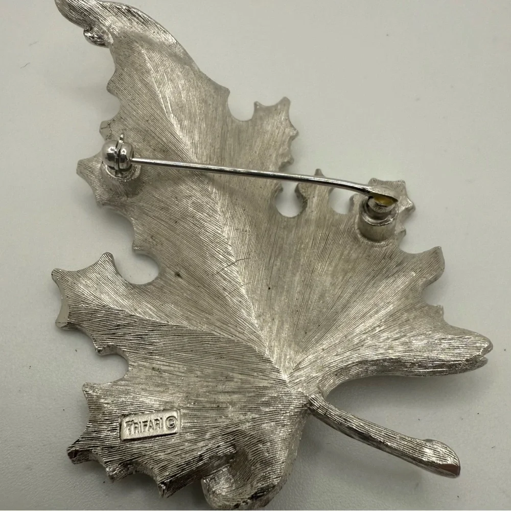 Large Vintage Crown Trifari Oak Leaf Silver‎ Toned Brooch